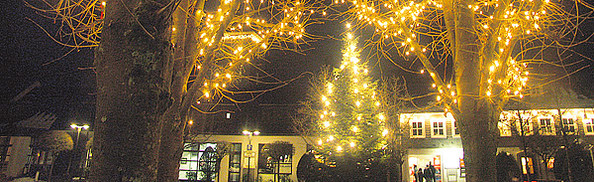 Der Berleburger Marktplatz im festlichen Glanz: Auch diesmal haben die Organisatoren der Weihnachts-Zeitreise die Straßen und Plätze der Odebornstadt mit Licht-Installationen entsprechend aufgewertet. (SZ-Foto: Dr. Volker Gastreich)
