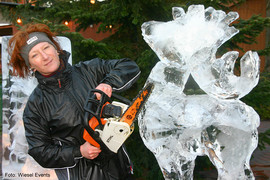 Die Eisbildhauerin Karina Cooper fertigt vor Ort Skulpturen aus einem speziellen Klareisblock an. (Foto: WIESEL EVENTS)