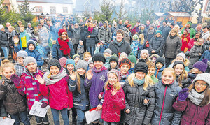 'Weihnachten ist nicht mehr weit' – das singen die Kinder aus der offenen Ganztagsschule am Burgfeld in Bad Berleburg, als sie sich im Schlosshof zur Gruppe formieren. (WP-Foto: Peter Kehrle)