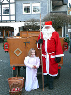Am Sonntagnachmittag schaute auch der Nikolaus mit den Weihnachtsengeln in Bad Berleburg vorbei. (Foto: Andrea Knebel)