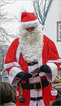Der Nikolaus auf Stelzen gab sich zum wiederholten Mal die Ehre. (SZ-Foto: Janina Althaus)