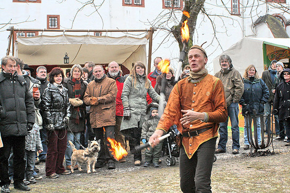 Die Gaukler von 'Forzarello' boten den kleinen und großen Gästen der Berleburger WeihnachtsZeitreise im Schlossgarten zugleich eine lustige wie auch beeindruckende Show mit Jonglage, Getrommel und Getröte. (SZ-Foto: Björn Weyand)