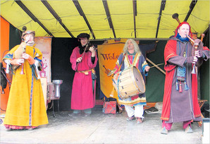 Die Gruppe Wolgemut bot mittelalterliche Musik, gepaart mit humorvoller Unterhaltung der Besucher. (SZ-Fotos: Holger Weber / Dr. Volker Gastreich)