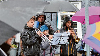 Der Regen machte am Samstag besonders denjenigen zu schaffen, die den Besuchern im Freien eine musikalische Freude machen wollten. (SZ-Foto: Timo Karl)