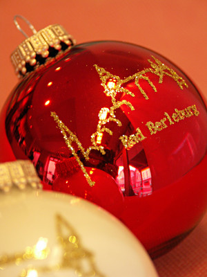 Erneut bietet der Rotary-Club individuelle Weihnachtsbaumkugeln mit Motiven aus Bad Berleburg und Bad Laasphe in Rot, Perlmutt und Gold in limitierter Auflage für den guten Zweck an. (Foto: Rotary Club Berleburg-Laasphe)
