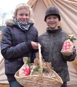 Hanna Rothenpieler und Hannah Neusesser haben für die Burgfeldschule selbst gebackene Plätzchen verkauft. (WP-Foto: Laura Mock)
