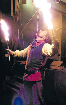 Eine akrobatische Feuershow ließ die Besucher im mittelalterlichen Teil des Marktes staunen. (SZ-Foto: Janina Althaus)