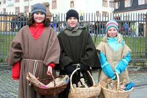 Diese drei Schüler in historischen Gewändern verkauften auf der WeihnachtsZeitreise Plätzchen, deren Erlös der Haupt- und der Grundschule in Bad Berleburg zugute kommen. (SZ-Foto: Björn Weyand)