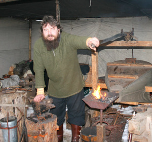 Guido Jäckel führte in seiner Schmiede vor, wie im Mittelalter gearbeitet wurde. Seine Werkzeuge hat er fast alle selber hergestellt. (WP-Foto: Katrin Schmidt)