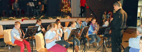 Die Bläser der Musikklasse 5 üben erst seit dem Sommer und gaben gleich mehrere Stücke beim Weihnachtskonzert zum Besten. (WP-Foto: Annelie Manche)
