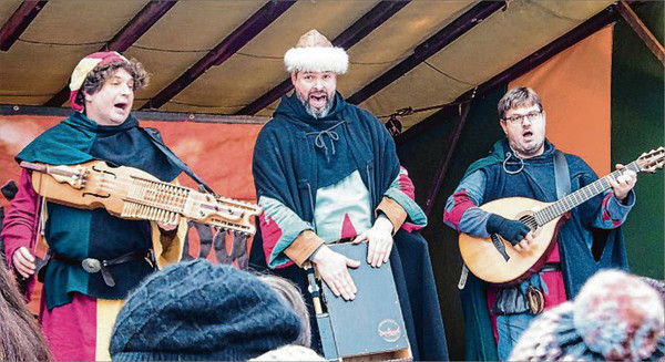 Das Trio 'Duivelspack' sorgte an beiden Veranstaltungstagen für mittelalterliche Klänge im Schlossgarten. (SWA-Foto: Boris Edelmann)