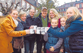 Auch die Familien Sureth und Bamberger aus Bad Laasphe ließen es sich auf der Weihnachts-Zeitreise so richtig gut gehen. (SZ-Foto: Nicole Klappert)