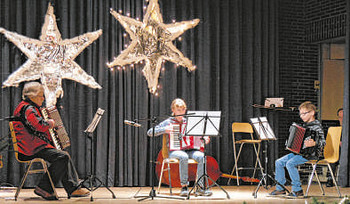 Herbert Kreitlein und seine Schüler Laura Hassler und Johannes Schmitt zeigten ihr Können am Akkordeon. (WP-Foto: Annelie Manche)