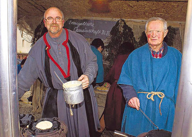 Diese beiden Herren von der Evangelischen Gemeinschaft Bad Berleburg stehen stellvertretend für viele Vereine, die sich mächtig ins Zeug legten. (SZ-Foto: Nicole Klappert)