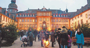 Jedes Jahr aufs Neue bietet das Bad Berleburger Schloss eine herrliche Kulisse für die WeihnachtsZeitreise. Auch wenn das Wetter am Samstag manchen von einem Besuch abhielt, so füllte sich der Schlosshof am Sonntag zusehens. (SZ-Foto: Nicole Klappert)