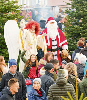 Allein durch ihre Größe fallen Engel und Weihnachtsmann im Trubel auf: Die 'Weihnachtsgiganten' sind beliebte Fotomotive auf dem Markt. (WP-Foto: Hans Peter Kehrle)