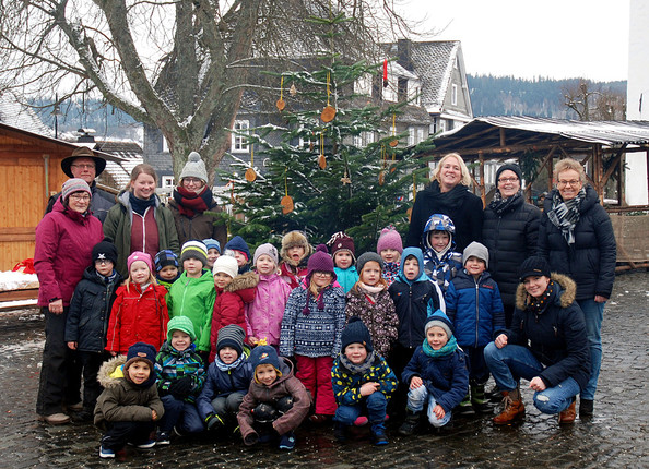 Die Kinder der Ev. Kindertagesstätte 'Senfkorn' waren kreativ und haben Baumschmuck aus Naturmaterialien für die WeihnachtsZeitreise gebastelt. Die Kiste mit ihren Arbeiten für den Schlosshof-Baum haben die Kleinen am heutigen Mittwoch (13.12.2017) an die Initiatoren überreicht. (Foto: BLB-Tourismus GmbH)