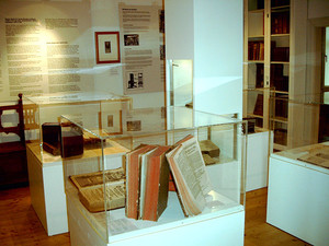 Einige der über 100 Berleburger Drucke sind im Museum ausgestellt, unter ihnen die Berleburger Bibel (18. Jh).