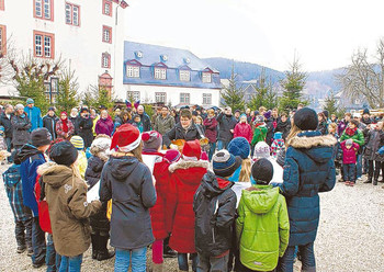 Richtig viel los war immer und überall dort, wo es Musik gab. Diese Kinder hatten u. a. den 'Stern über Bethlehem' mitgebracht. (SZ-Foto: Nicole Klappert)