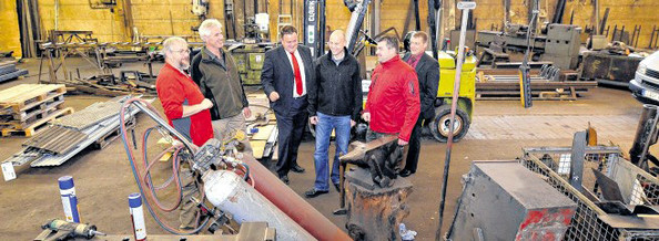 Vereinsvertreter und Sponsoren und Inhaber beim Rundgang in der Fahrzeugbauhalle der Fa. Kraemer (v.l.): Klaus Aderhold, Klaus Daum, Holger Saßmannshausen, Peter Gerorg Kraemer, Marvin Schneider und Thomas Knebel. (WP-Foto: Christoph Vetter)