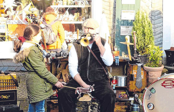 Der Mundwerker auf dem Goetheplatz war eines der vielen Highlights der diesjährigen WeihnachtsZeitreise am Wochenende. (SZ-Foto: Janina Althaus)