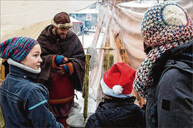 Allerhand Leckereien wurden Besuchern gereicht. Nicht alle wollten allerdings jede angebotene Köstlichkeit probieren. (SWA-Foto: Boris Edelmann)