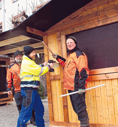 Manfred Kuhmichel, Heiko Jung und Olaf Imhof (v. l.) sind drei von vielen Helfern, die im Hand- und Spanndienst ein Hüttendorf auf Schlosshof und Goetheplatz in Bad Berleburg errichten. (SZ-Foto: Nicole Klappert)