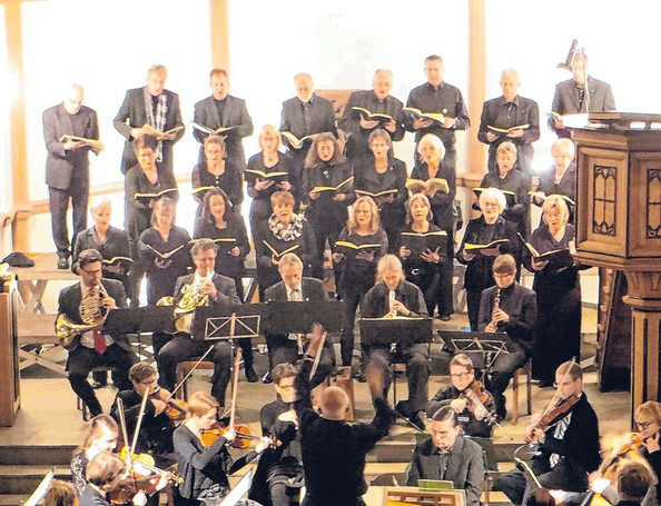 Mit der Camerata Instrumentale Siegen und dem Kammerchor Cantamus aus Bad Berleburg unter der Gesamtleitung von Peter Metzger waren diesmal fast ausschließlich heimische Künstler beim Eröffnungskonzert am Start. (SZ-Foto: hc)