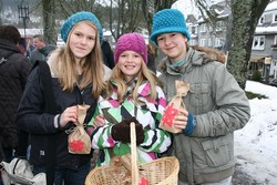 Für die Berleburger Grundschule am Burgfeld verkauften Paulina, Emma und Hannah gestern Plätzchen, obwohl die drei Mädchen mittlerweile schon aufs Gymnasium gehen. (SZ-Foto: Björn Weyand)