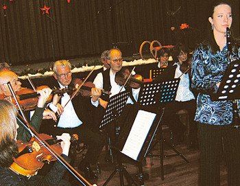 Zusammen mit dem Kammerorchester der Musikschule Wittgenstein verzauberte besonders die 19-jährige Verena Grauel (r.) das Publikum im Bad Berleburger Bürgerhaus. (SZ-Foto: Bernd Wessel)