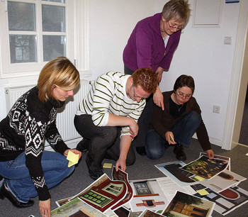 Von den Mitarbeitern im Berleburger Haus der Kirche machten sich unter anderem Kerstin Grünert, Bernd Wessel, Christiane Petri und Silke Grübener daran, die passenden Türen für die Monatssprüche 2011 zu suchen. (Foto: Jens Gesper)