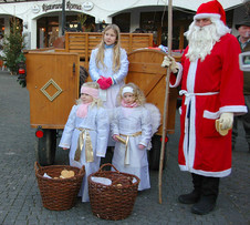 Der Nikolaus kommt mit Kutsche und Engelchen (Foto: Carsten Mosch)