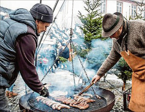 Die Mitarbeiter der Wittgenstein-Berleburg’schen Rentkammer hatten Wild aus der heimischen Region auf dem Grill. (SWA-Foto: Boris Edelmann)