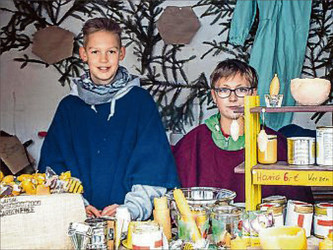 Auch das Johannes-Althusius-Gymnasium war mit einem eigenen Stand dabei. Die Schüler zeigten großes Engagement, indem sie ihre Freizeit opferten und beim Verkauf mitwirkten. (SWA-Foto: Boris Edelmann)