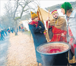 Im Schlossgarten zeigt unter anderem ein Färber, wie die Arbeit im Mittelalter ausgesehen hat. (SZ-Foto: Michael Wetter)