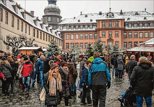 Der große Besucherandrang gibt den Organisatoren recht: Das Konzept der Weihnachtszeitreise traf auch bei der 13. Auflage den Nerv des Publikums. (SWA-Foto: Boris Edelmann)