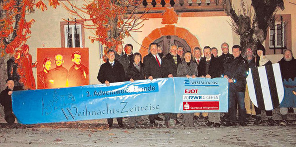 Die Veranstalter-Gemeinschaft stimmte gestern Abend beim traditionellen Pressetermin auf die Bad Berleburger WeihnachtsZeitreise 2013 ein. Pünktlich dazu fiel bereits der erste Schnee auf den Schlosshof. (SZ-Foto: Martin Völkel)