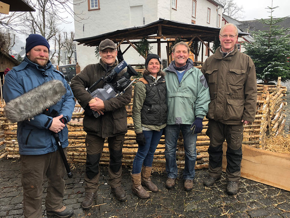 Für die beliebte WDR-Sendereihe 'Hermann hilft' hat ein Team der Lokalzeit Südwestfalen auf dem Bad Berleburger Schlosshof gedreht. Reporter Hermann Baldus (Zweiter von rechts) hat kräftig beim Aufbau für die WeihnachtsZeitreise angepackt. Zu sehen ist der Film am Freitag, 15. Dezember 2017, ab 19.30 Uhr im WDR-Fernsehen.