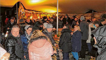 Die Käferholz-Schänke bauten die Veranstalter auf dem Goetheplatz auf. Hier herrschte am Samstagabend großer Andrang. (SZ-Foto: Martin Völkel)