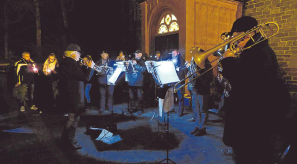 WeihnachtsZeitreise eröffnet - Andacht auf dem Kirchplatz. (SZ-Foto: Janina Althaus)