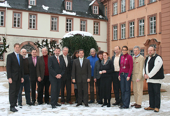 Bei der Präsentation des Programms zur WeihnachtsZeitreise lag gestern der Schnee, auf den die Organisatoren auch während der Veranstaltung hoffen. Sie stellten sich zusammen mit den Sponsoren, zu denen auch die WESTFALENPOST gehört, im Schlosshof zum Foto. (WP-Foto: Katrin Schmidt)