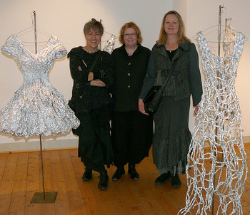 Ellen Sinzig (l.) und Kunstfreundin Gabriele Landfried (r.) bekamen durch die Kulturredakteurin der WESTFALENPOST, Dr. Monika Willer (Mitte), starke Unterstützung mit einprägsamen Worten zur Vernissage 'Alltägliches nicht alltäglich' im Museum am Goetheplatz. (WP-Foto: Christiane Weinhold)