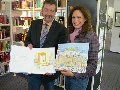 Bürgermeister Bernd Fuhrmann mit dem Nigel-Kinderbuch und Carina Axelsson, die den Adventskalender gemalt und entworfen hat. Auflage: 2000 Exemplare. (WP-Foto: Peter Lehmann)