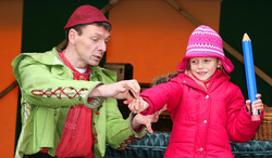 Die kleine Annika verzauberte gestern auf dem mittelalterlichen Markt der Berleburger WeihnachtsZeitreise nicht nur Magier 'Narrateau', sondern auch das Publikum. (SZ-Foto: Björn Weyand)