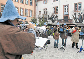 Der Raumländer Posaunenchor spielte auf dem Goetheplatz und im Schlosshof Adventslieder. (WIPO-Foto: Christian Völkel)