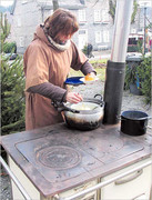 Heiße Bratäpfel gab es beim Förderverein der Hauptschule. (SZ-Fotos: Holger Weber / Dr. Volker Gastreich)