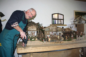 Martin Butzkamm in seinem Element. Thieringhausen ist die Hochburg des Krippenbaus im Kreis Olpe. (Foto: Panneklöpper.de - Bürgermagazin der Kreisstadt Olpe (www.pannekloepper.de))