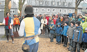 Erst sechs dann sieben Keulen: Die Jonglage begeisterte das Publikum im Schlossgarten. (WIPO-Foto: Christian Völkel)