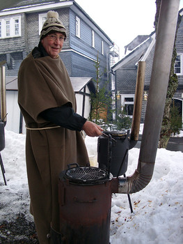 WeihnachtsZeitreise 2010 war erneut ein voller Erfolg: Frisch gebackene Waffeln auf dem Goetheplatz. (WP-Foto: Lena Siegel)