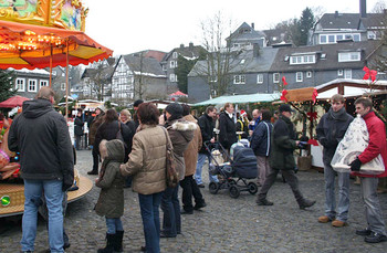 Der Marktplatz von Bad Berleburg verwandelt sich am Wochenende in einen gemütlichen Weihnachtsmarkt. (WIPO-Foto: Christian Völkel)